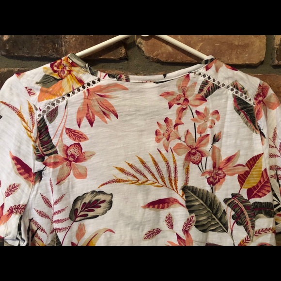 Woman’s Floral Front Knot T-Shirt - Picture 4 of 5